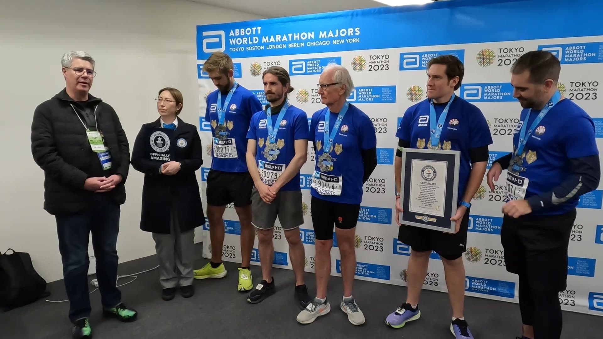 Los seis corredores con sus certificados de Guinness World Records en Tokio.